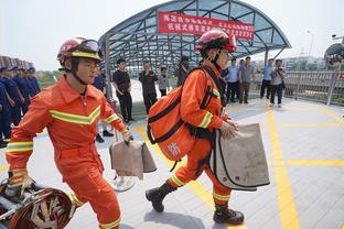 老鹰VS绿军裁判报告：出现1次漏判 为老鹰边线球5秒违例